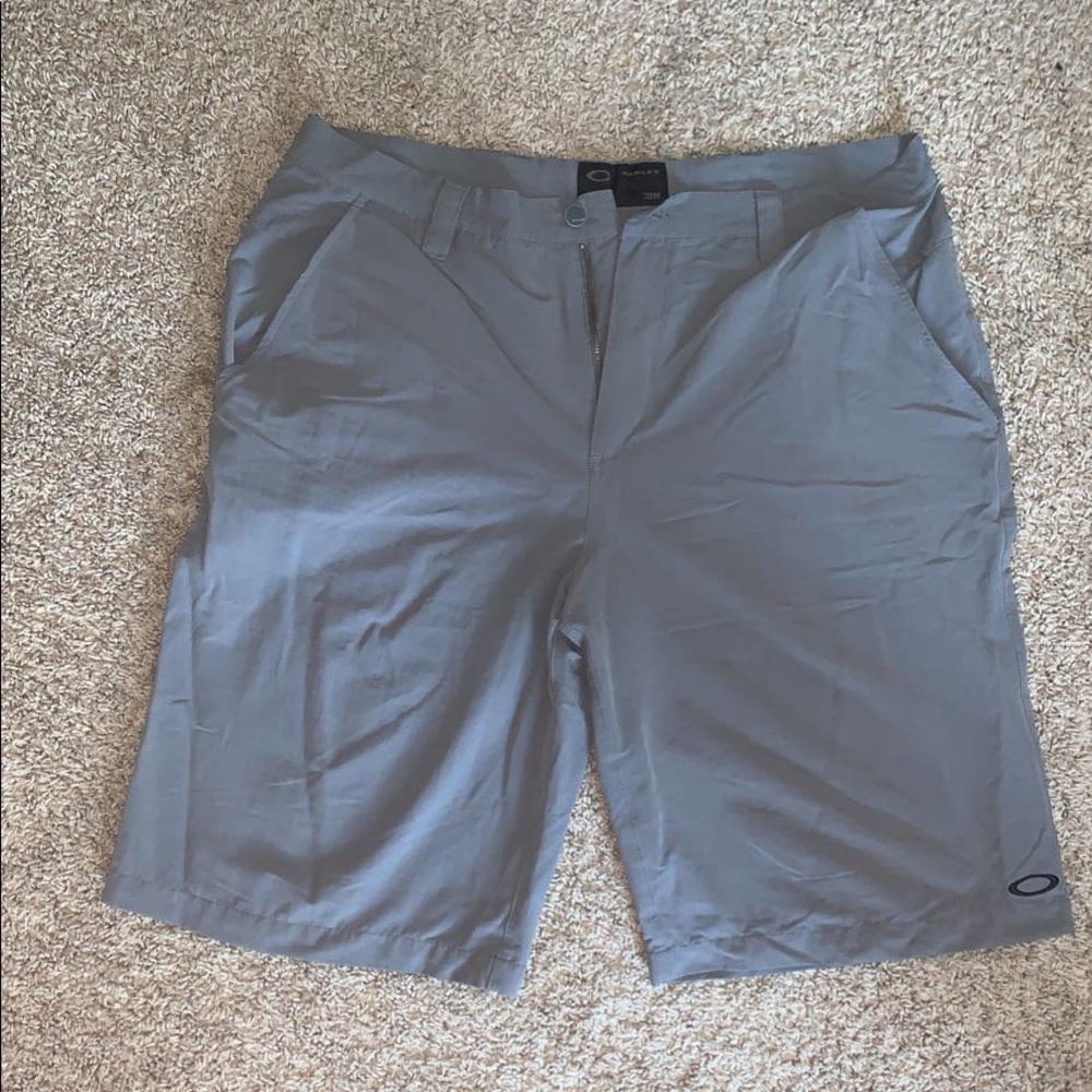 Men’s Oakley golf shorts.